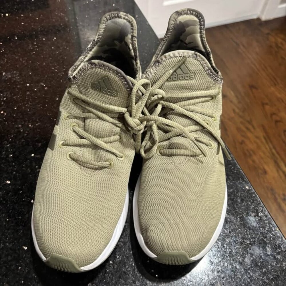 Women’s Adidas Cloudfoam shoes size 9.5M in green